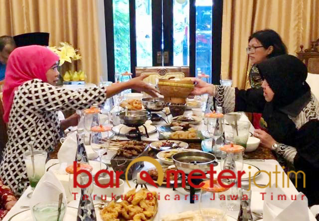 Khofifah-Risma makan bareng di salah saru restoran di Surabaya. | Foto: Barometerjatim.com/natha lintang