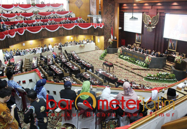 Sejumlah kursi kosong. 25 anggota dewan mangkir saat Sertijab gubernur. | Foto: Barometerjatim.com/roy hs