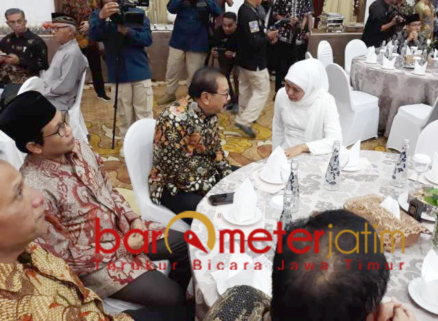 Pakde Karwo dan Khofifah berbincang hangat, Gus Ipul tak hadir. | Foto: Barometerjatim.com/abdillah hr