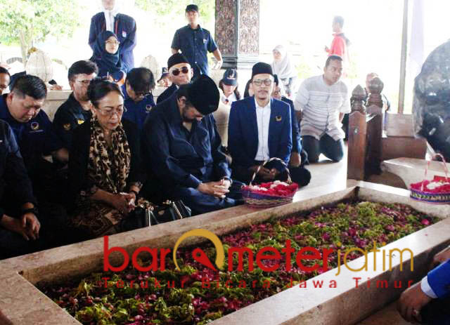Surya Paloh bersimpuh di Makam Bung Karno, Jumat (8/2/2019). | Foto: Barometerjatim.com/natha lintang