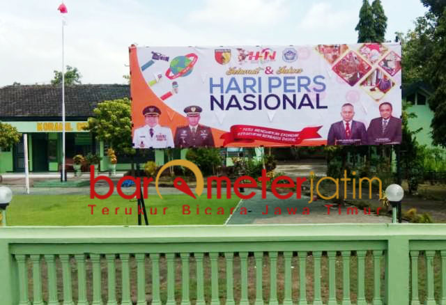 Pemasangan spanduk HPN 209 serempak di seluruh Koramamil jajaran Kodim Lamongan. | Foto: Barometerjatim.com/hamim anwar