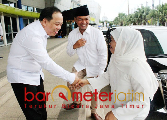 Yohanes Jahja (kiri) bersama Gus Hans menyambut Khofifah dalam satu acara. | Foto: Barometerjatim.com/roy hs