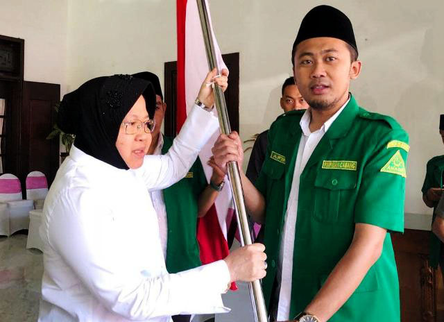 Faridz Afif bersama Tri Rismaharini. Bersihkan ASN Pemkot yang terpapar paham HTI. | Foto: Ist