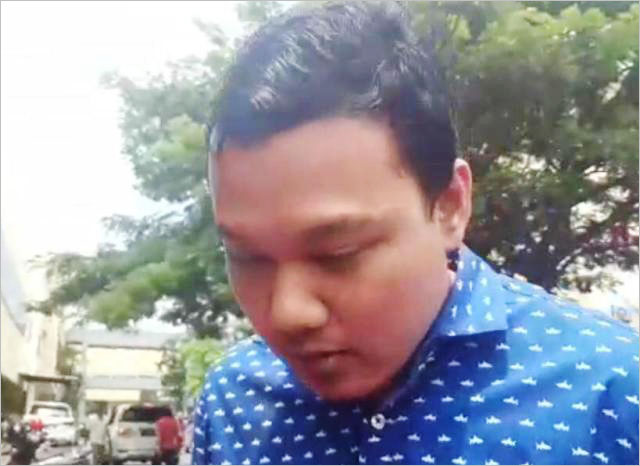 Anak Tri Rismaharini, Fuad Benardi usai menjalani pemeriksaan di Polda Jatim. | Foto: Capture video 