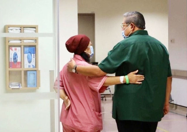 SBY setia temani Ani Yudhoyono di RS Singapura. | Foto: Dok/Instagram/Ani Yudhoyono
