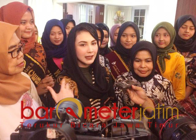 Duta Kamtibmas! Arumi Bachsin bersama finalis Kacong-Cebbing. | Foto: Barometerjatim.com/natha lintang