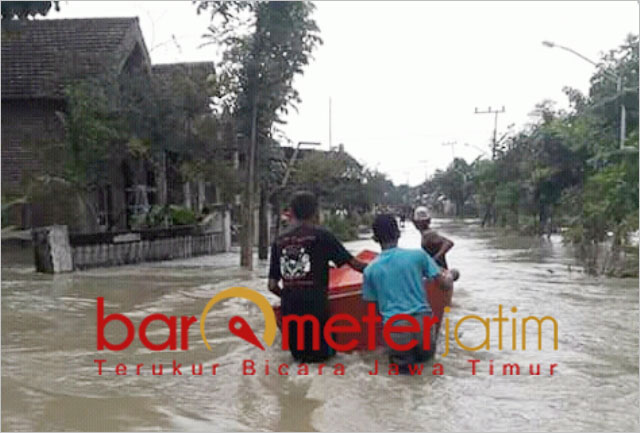 Banjir terjang dua kecamatan di Gresik akibat uapan Kali Lamong. | Barometerjatim.com/didik hr