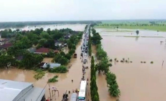 Madiun terparah! Banjir di Jatim akibat intensitas hujan yang tinggi menerjang 15 kabupaten. | Foto: Ist