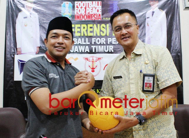 Gus Hans (kiri) dan Kadispora Jatim, Supratomo. Football for Peace! | Foto: Barometerjatim.com/roy hs