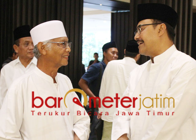 Gus Ipul (kanan) berbincang dengan KH Anwar Iskandar di forum kiai NU. | Foto: Barometerjatim.com/roy hs