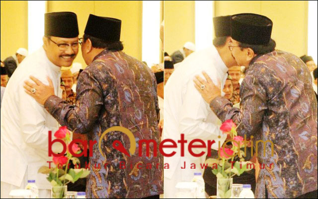 Gus Ipul dan Pakde Karwo berpelukan di forum PWNU Jatim. | Foto: Barometerjatim.com/marjan ap