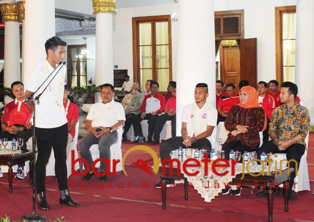 Hanif Sjahbandi berpidato di hadapan Khofifah dan Emil. | Foto: Barometerjatim.com/abdillah hr