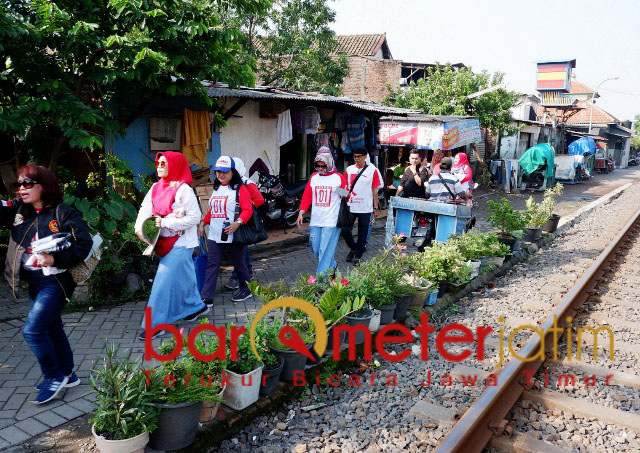 Tim Karebs kampanyekan Jokowi-Ma'ruf di sudut-sudut Kota Surabaya. | Foto: Barometerjatim.com/roy hs