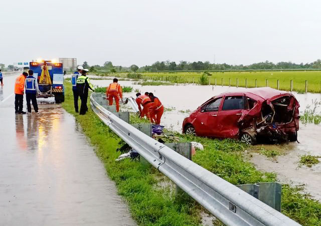Inilah mobil yang mengalami kecelakaan di Tol Madiun-Ngawi. | Foto: Barometerjatim.com/natha lintang