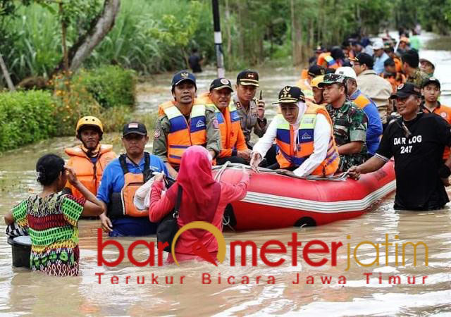 Khofifah turun ke lokasi banjir di wilayah Kabupaten Madiun. | Foto: Barometerjatim.com/abdillah hr
