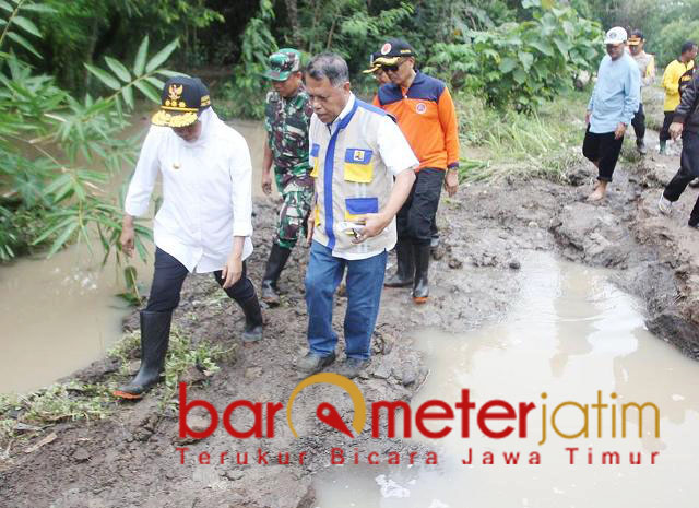 Khofifah tinjau desa di Madiun yang diterjang banjir. | Foto: Barometerjatim.com/retna mahya