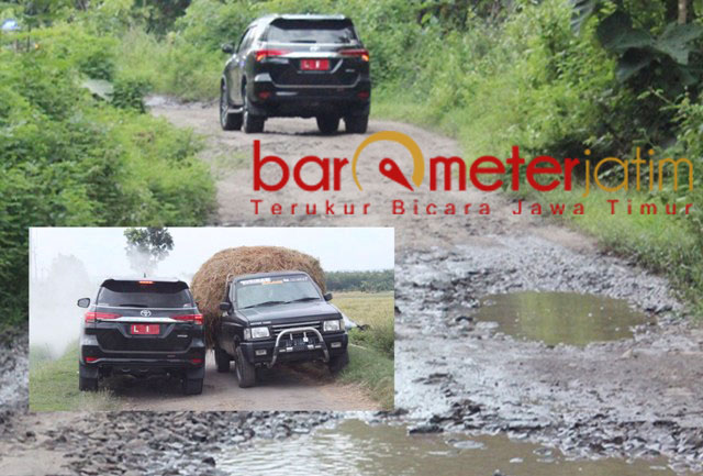 Mobil yang ditumpangi Khofifah menuju kawasan desa hutan di Desa Bendoasri, Nganjuk. | Foto: Barometerjatim.com/roy hs