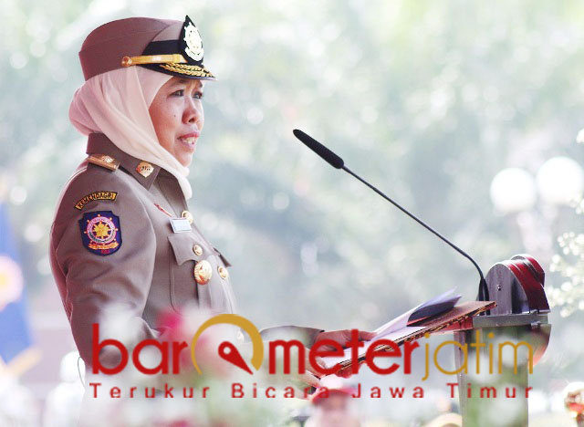 Khofifah menjadi inspektur upacara saat HUT ke-69 Satpol PP di Madiun. | Foto: Barometerjatim.com/abdillah hr