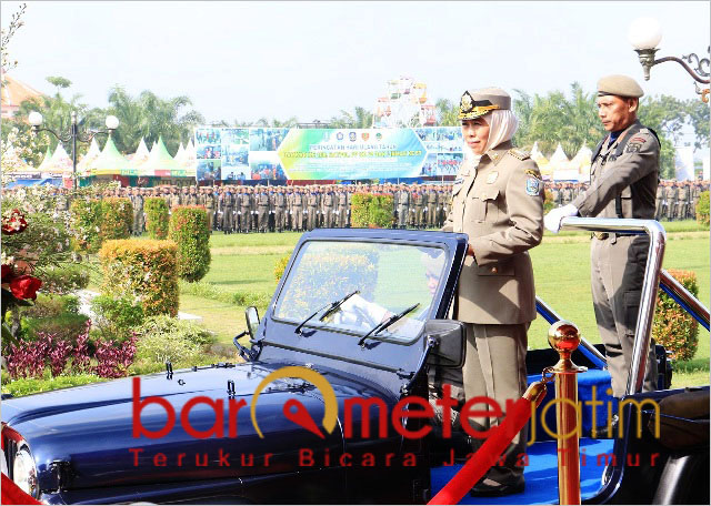 Khofifah mengecek kesiapan pasukan saat HUT ke-69 Satpol PP di Madiun. | Foto: Barometerjatim.com/abdillah hr
