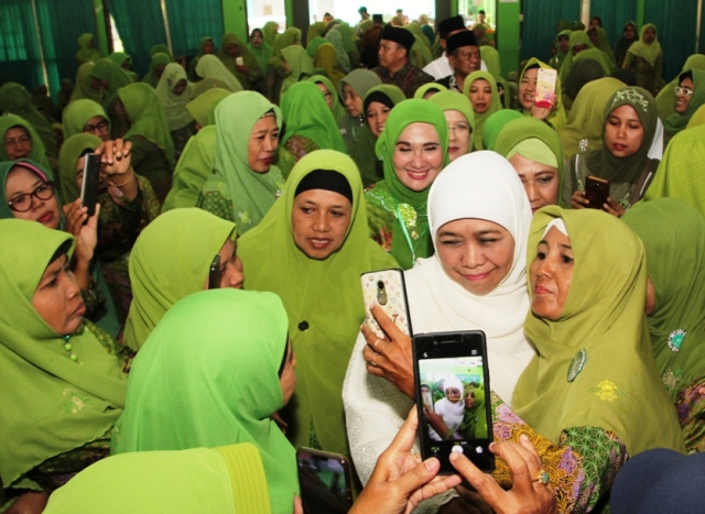 Khofifah bersama warga Muslimat NU. Support Kiai Ma'ruf lewat doa. | Foto: Barometerjatim.com/roy hs