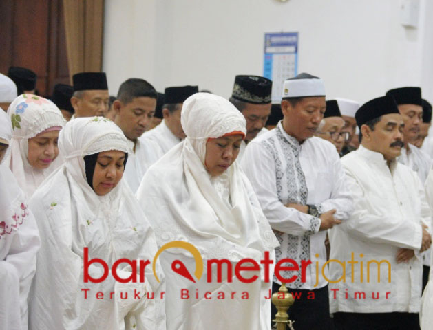 Khofifah shalat hajat berjamaah di Gedung Negara Grahadi. | Foto: Barometerjatim.com/abdillah hr