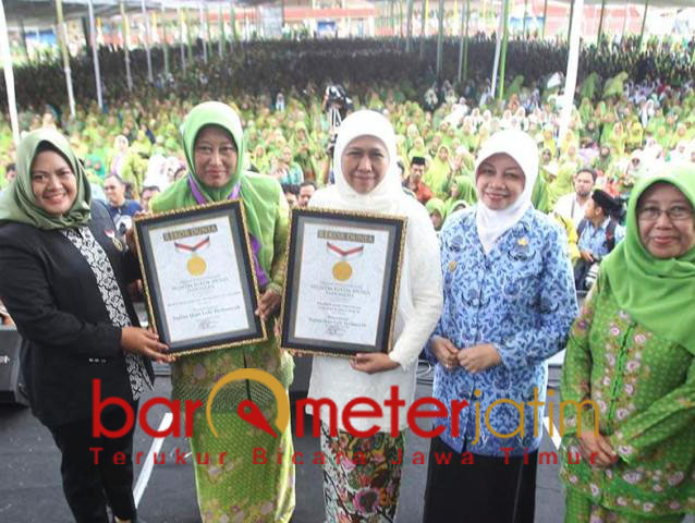 Muslimat NU Kabupaten Kediri ukir rekor MURI makan lele terbanyak. | Foto: Barometerjatim.com/marjan ap