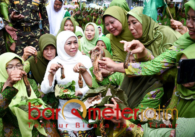 Khofifah bersama warga Muslimat NU kediri, rekor MURI makan lele terbanyak. | Foto: Barometerjatim.com/marjan ap