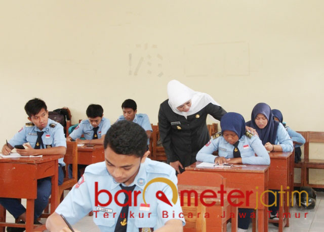 Keibuan! Khofifah tinjau pelaksanaan USBN-BKS di SMA Hang Tuah. | Foto: Barometerjatim.com/abdillah hr