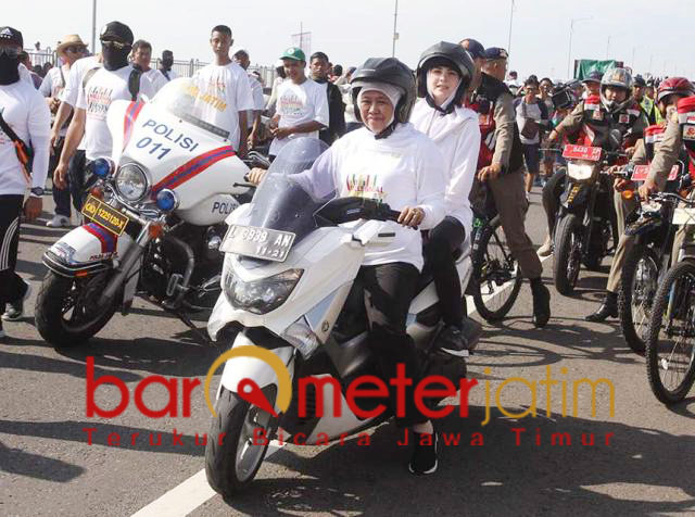 Khofifah bonceng Arumi, sunmori susuri Jembatan Suramadu. | Foto: Barometerjatim.com/marjan ap