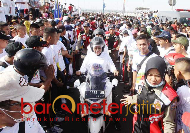 Khofifah dan Arumi disambut antusias warga Jatim di Jembatan Suramadu. | Foto: Barometerjatim.com/marjan ap