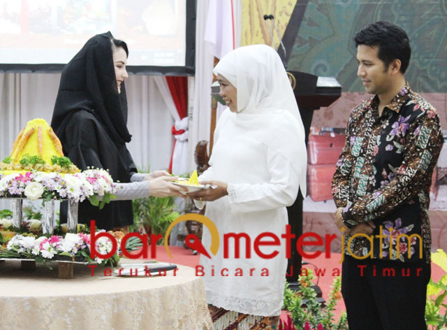 Khofifah dapat potongan tumpeng dari Arumi di HUT Dekranasda Jatim. | Foto: Barometerjatim.com/roy hs