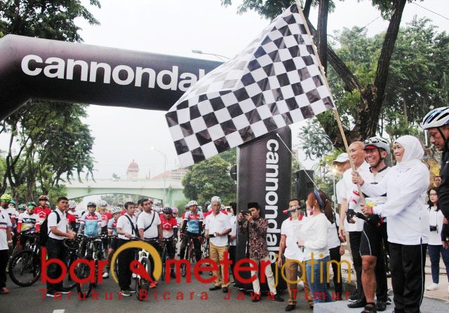 Khofifah melepas peserta Jelajah Trans Jawa dri Titik Nol. | Foto: Barometerjatim.com/abdillah hr