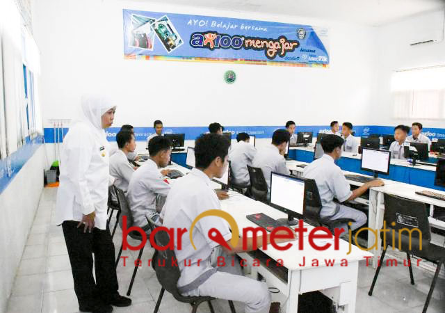 Khofifah meninjau UNBK SMK di Kabupaten Banyuwangi, Senin (25/3/2019). | Foto Barometerjatim.com/natha lintang