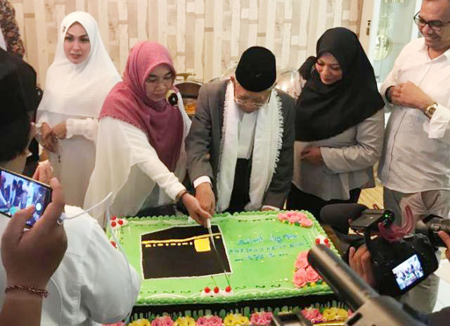 Cawapres Kiai Ma'ruf, memotong kue brownies kejutan dari cucu di Ultahnya yang ke-76. | Foto: Ist