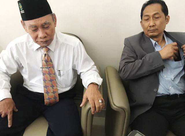 Mashum Nur Alim (kiri), mahasiswa tak punya hak menolak gelar doktor Soekarwo. | Foto: Ist