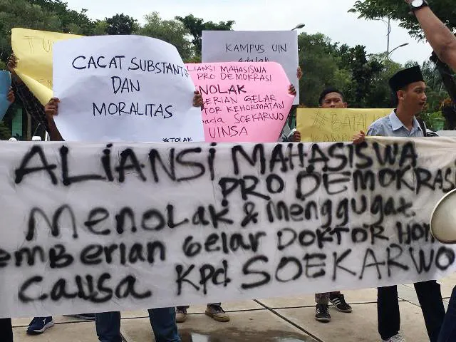Mahasiswa UINSA menggelar aksi menolak  gelar doktor honoris causa Soekarwo. | Foto: Ist