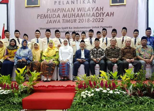 Tokoh dan pemuda Muhammadiyah Jatim bersama Gubernur Khofifah di Grahadi. | Foto: Ist