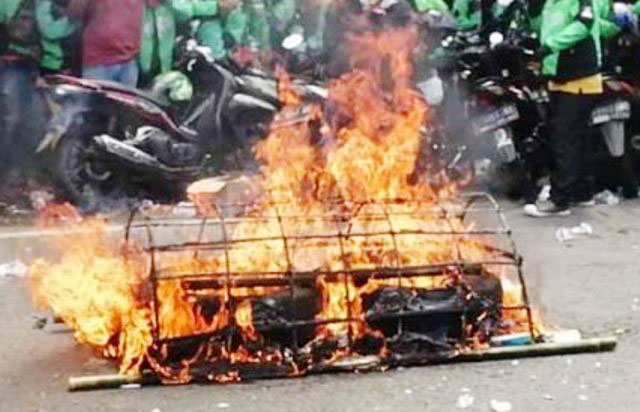 Driver Ojol di Surabaya membakar keranda di depan kantor aplikasi. | Foto: Ist
