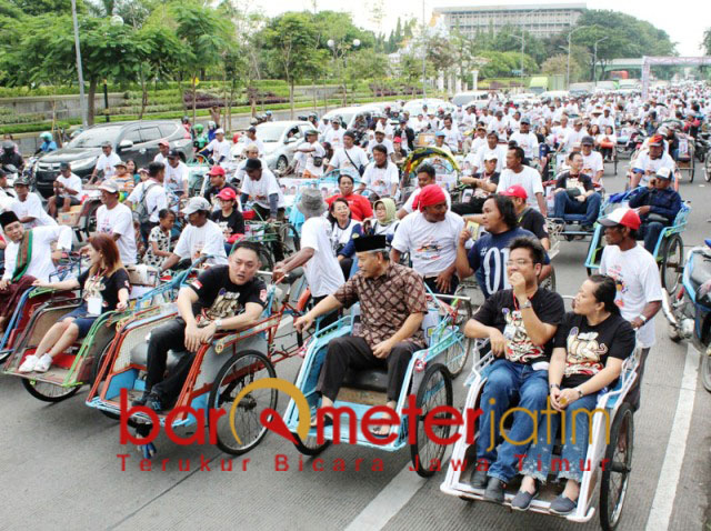 Gianto Wijaya dan Hayono Isman dalam Parade 1000 Becak di Surabaya. | Foto: Barometerjatim.com/roy hs