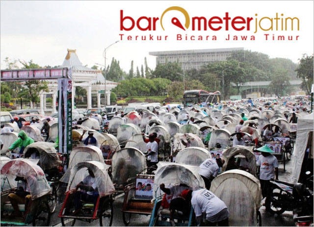 Hujan tak menghalangi 1.000 abang becak mendukung Jokowi-Ma'ruf. | Foto: Barometerjatim.com/roy hs