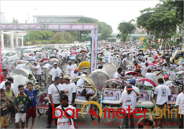 Parade 1000 Becak tetap meriah meski tanpa kehadiran Jokowi. | Foto Barometerjatim.com/abdillah hr