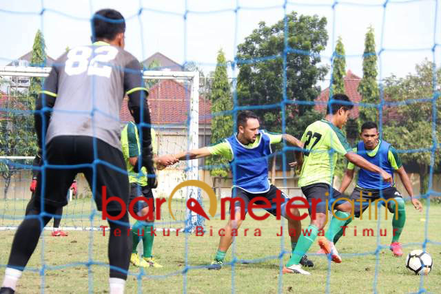 Pemain Persebaya berlatih di lapangan Polda Jatim, Rabu (20/3/2019). | Foto: Barometerjatim.com/Dani Iqbaal