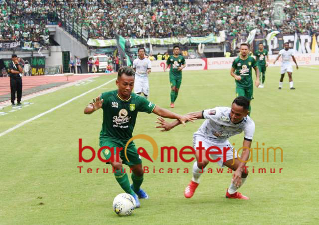 Irfan Jaya (hijau) berusaha melewati pemain PS Tira Persikabo. | Foto: Barometerjatim.com/dani iqbaal
