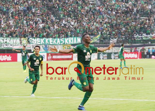 Selebrasi! Amildo Balde usai mencetak gol ke gawang PS Tira Persikabo. | Foto: Barometerjatim.com/dani iqbaal