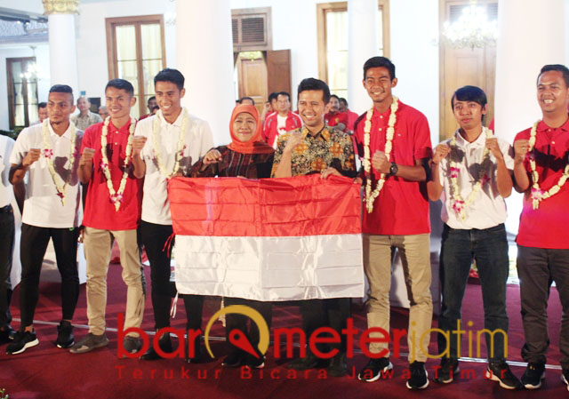 Khofifah-Emil menerima Timnas Indonesia U-22 asal Jatim di Grahadi. | Foto: Barometerjatim.com/abdillah hr