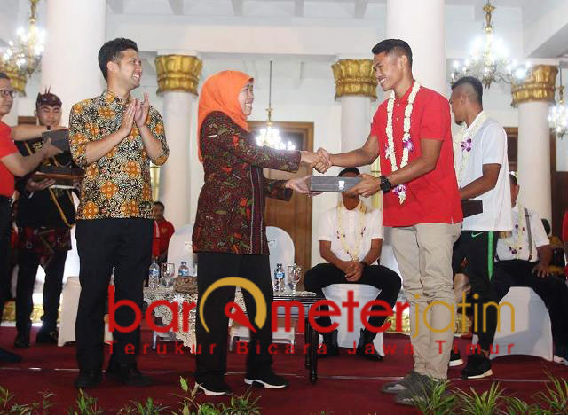 Khofifah memberikan bonus untuk pemain Timnas U-22 asal Jatim. | Foto: Barometerjatim.com/abdillah hr
