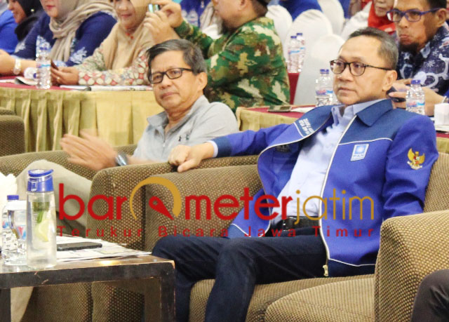 Zulkifli Hasan (kanan) bersama Rocky Gerung saat acara PAN di Surabaya. | Foto: Barometerjatim.com/roy hs