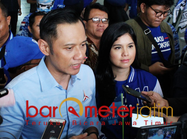AHY dan istrinya, Annisa Pohan usai acara pidato politik Partai Demokrat di Surabaya. | Foto: Barometerjatim.com/roy hs