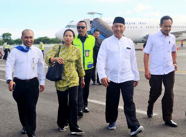 Arum Sabil mendampingi Menteri BUMN, Rini Soemarno yang sudah dianggapnya kakak kandung. | Foto: Ist