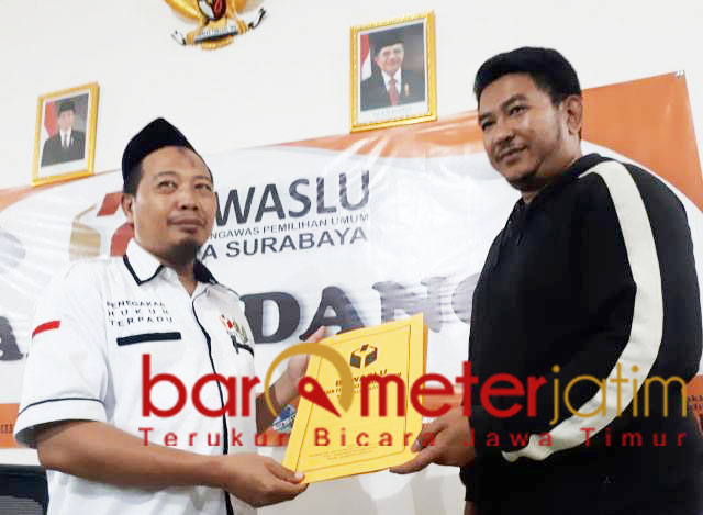 Pelaporan BH ke Bawaslu Surabaya atas dugaan penggunaan dana reses untuk kampanye. | Foto: Barometerjatim.com/natha lintang